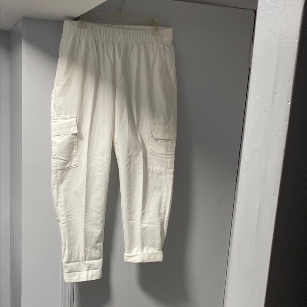 Ladies White Cargo Pants. NWOT